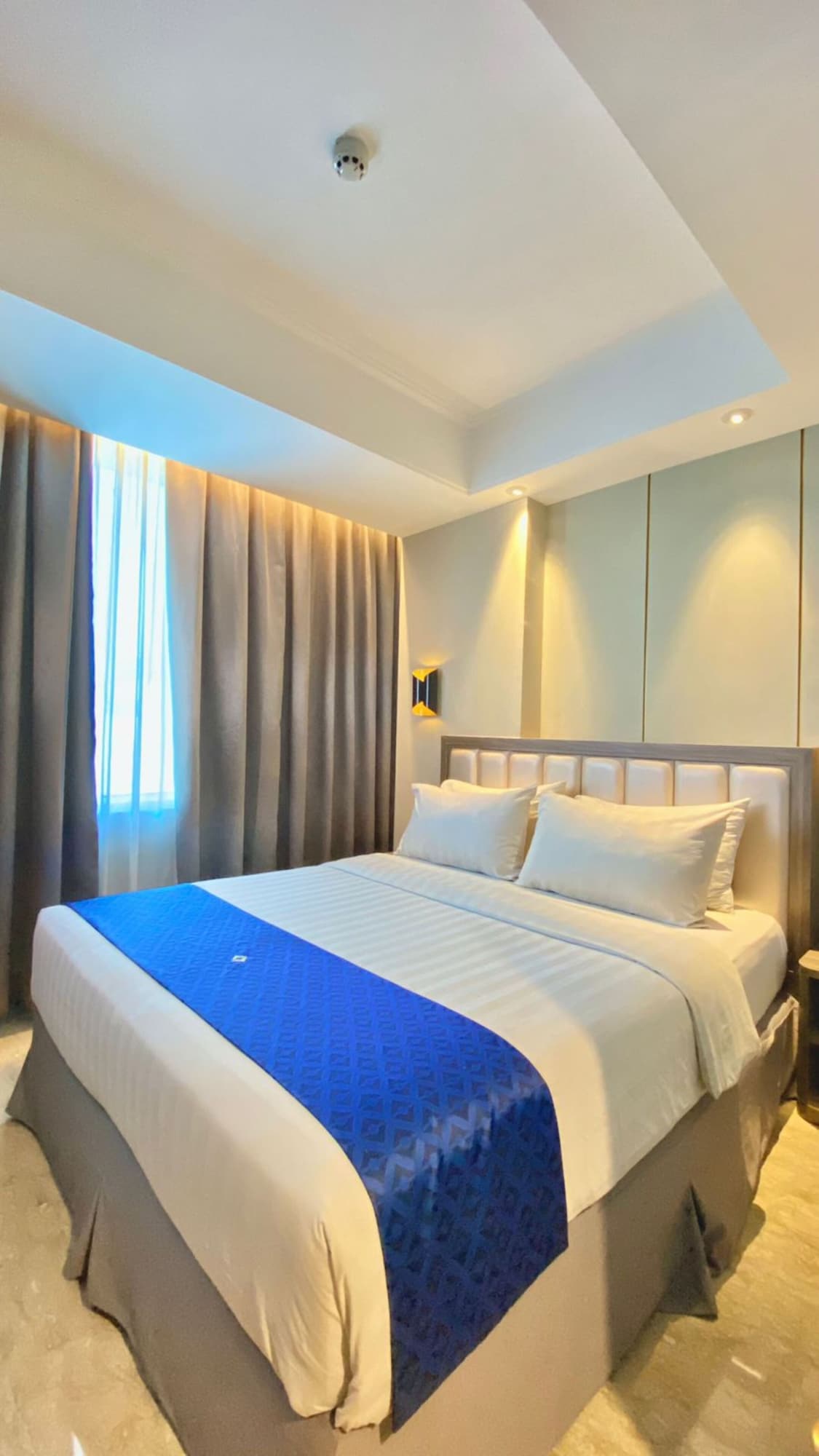 DELUXE, DOUBLE BED