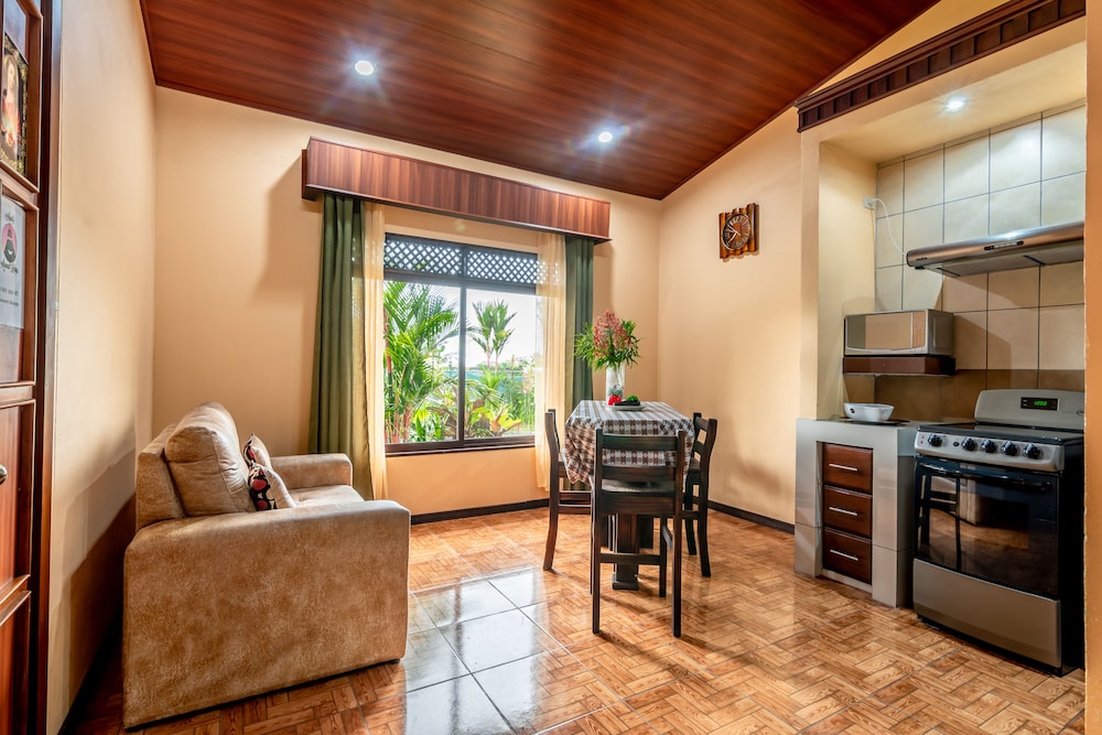 Aunty Arenal Lodge 23/50