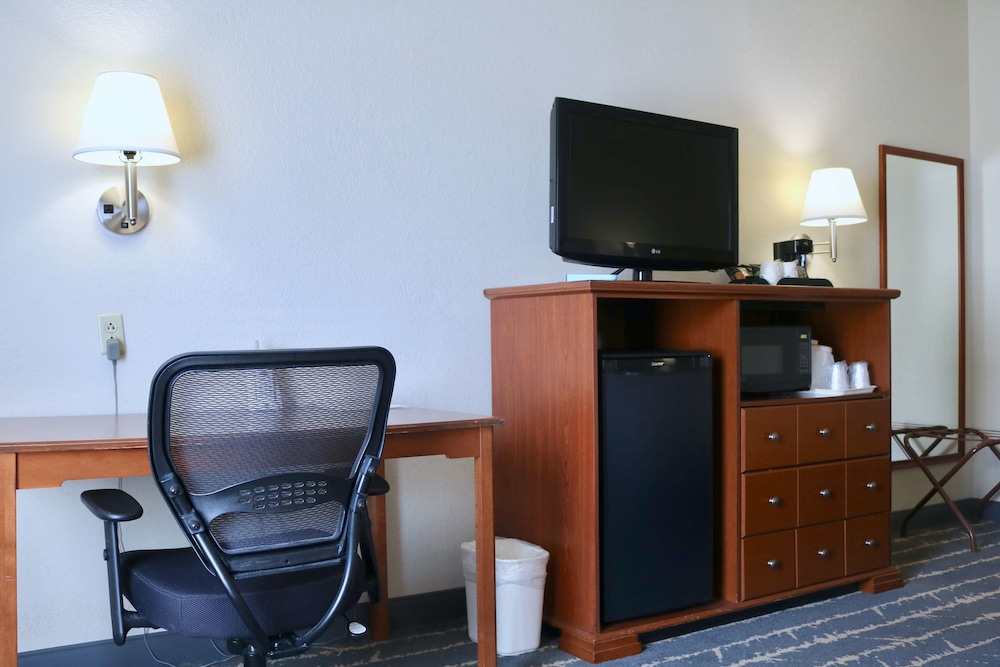 Best Western Fostoria Inn & Suites 18/18