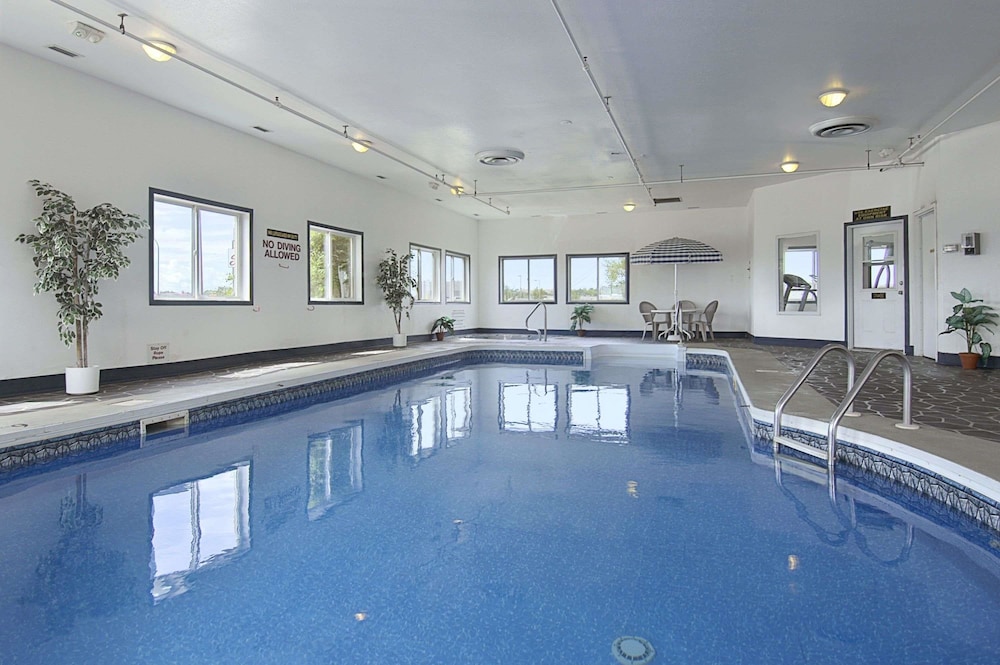 Super 8 by Wyndham Swift Current 2/46