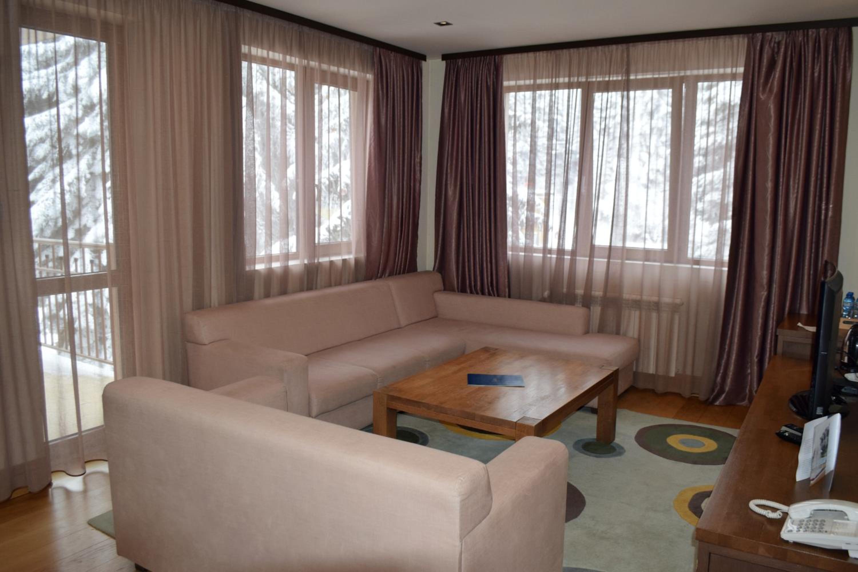 The Lodge Hotel 26/50