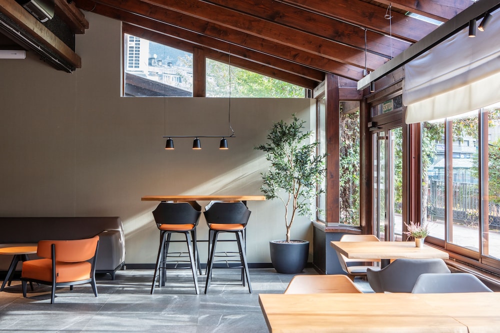 Acta Arthotel 37/50