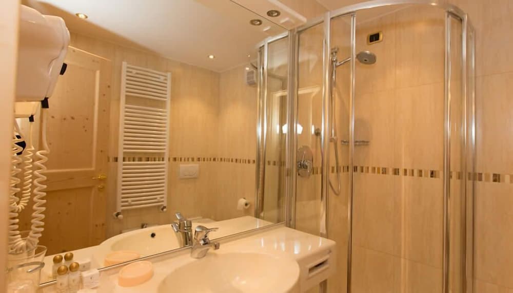 HOTEL CRISTINA 43/45