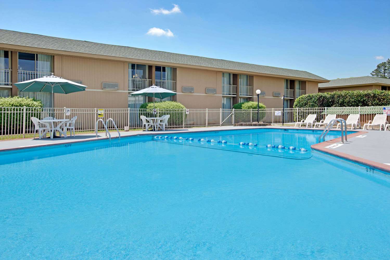 Days Inn By Wyndham Charlotte/Woodlawn Near Carowinds 3/12
