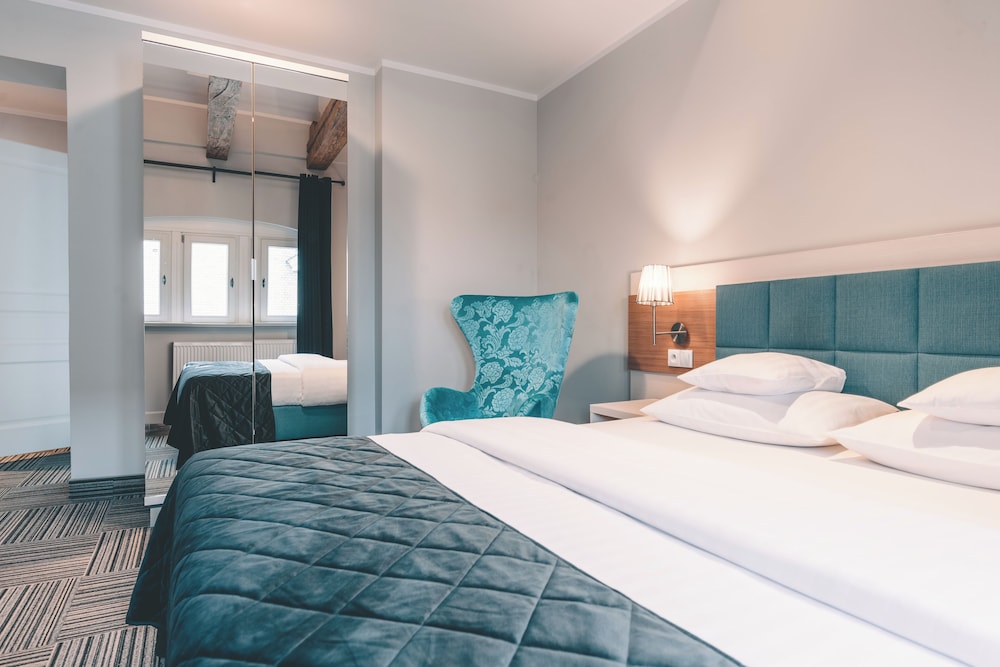 ROOM, DOUBLE BED