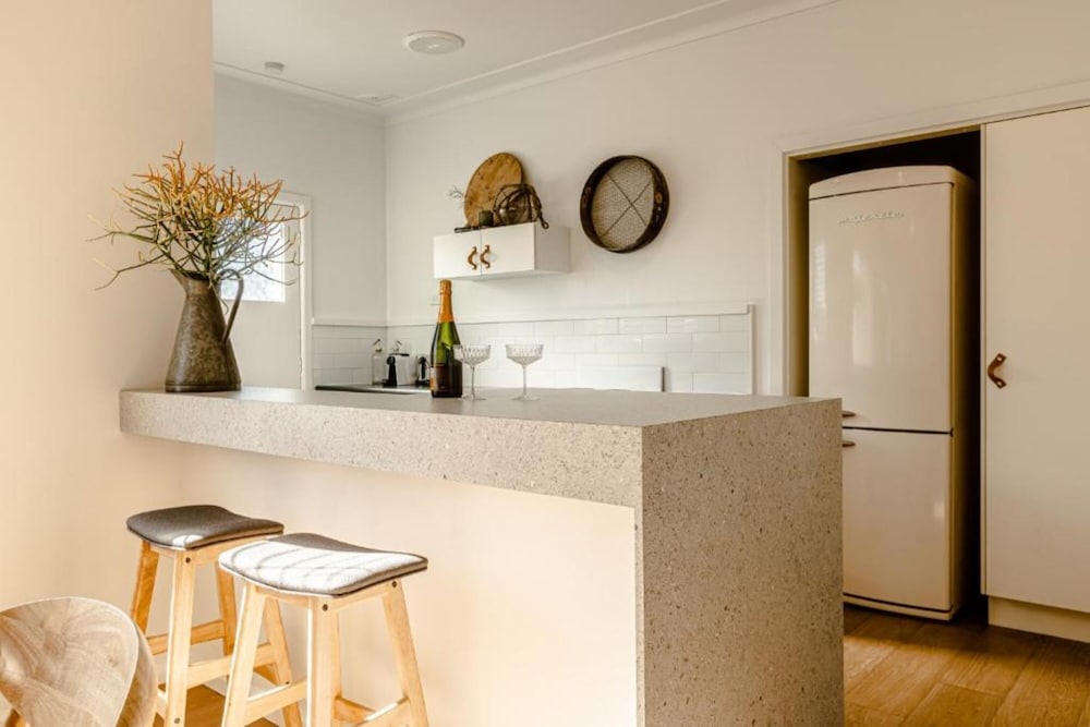 BAY BREEZE BOUTIQUE ACCOMMODATION 10/81