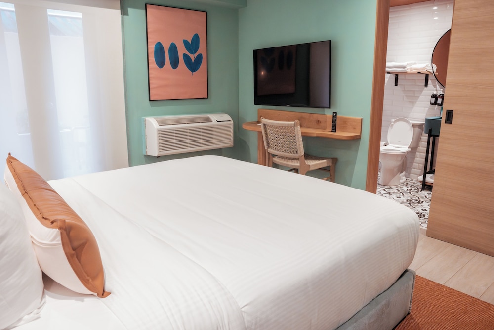 ROOM, KING BED, HOT TUB