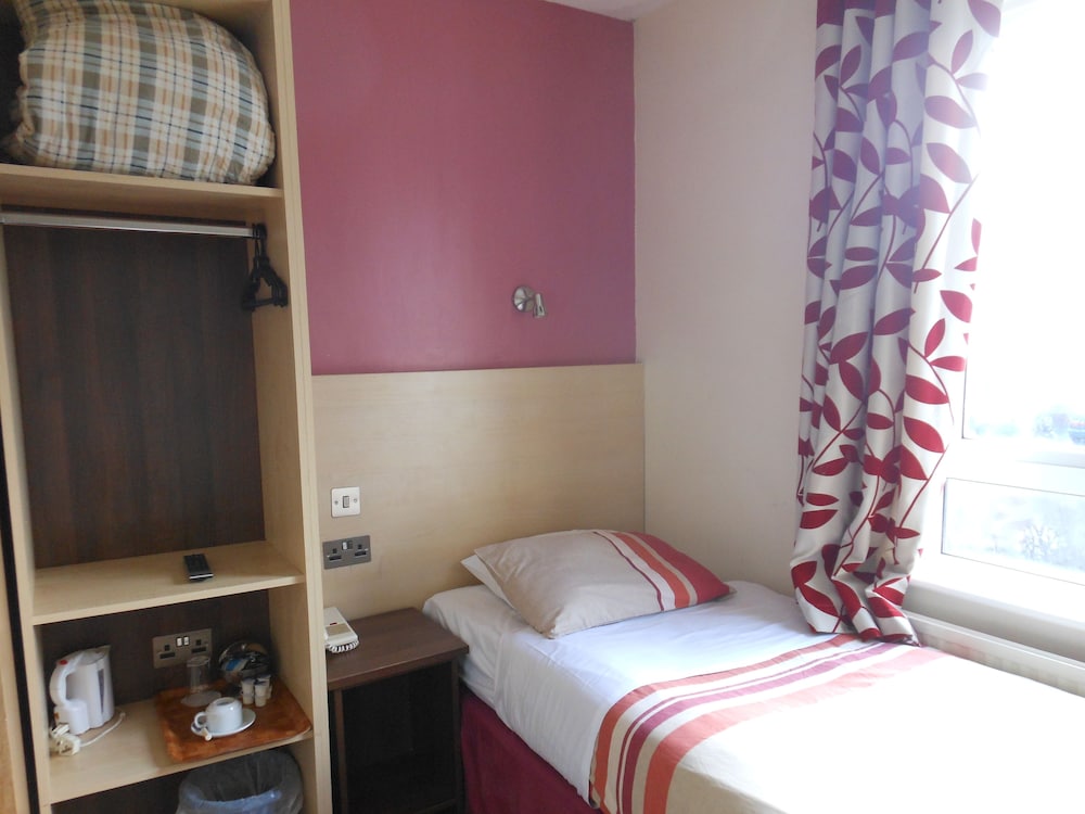 Gatwick Whitehouse Hotel 27/63