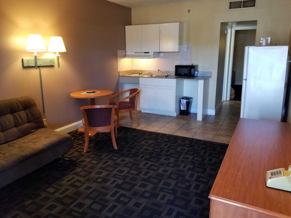 Red Roof PLUS+ & Suites Virginia Beach - Seaside 31/45