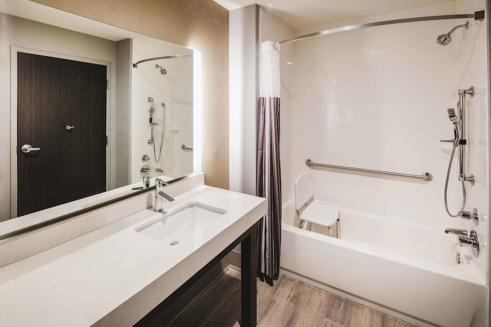 La Quinta Inn And Suites by Wyndham McDonough 9/41