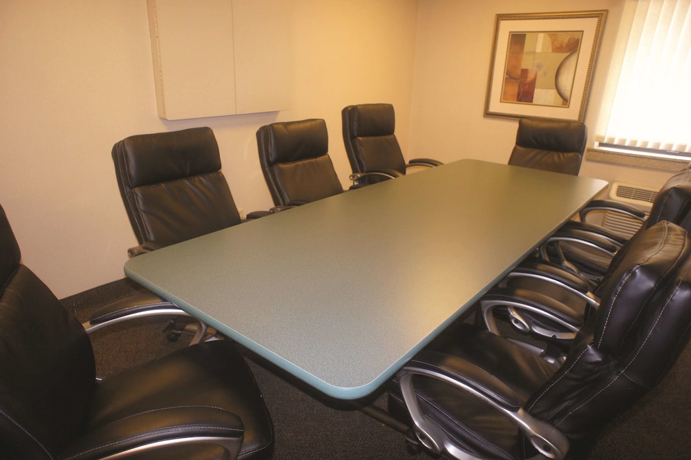 La Quinta Inn By Wyndham Indianapolis Airport Executive Drive 29/37