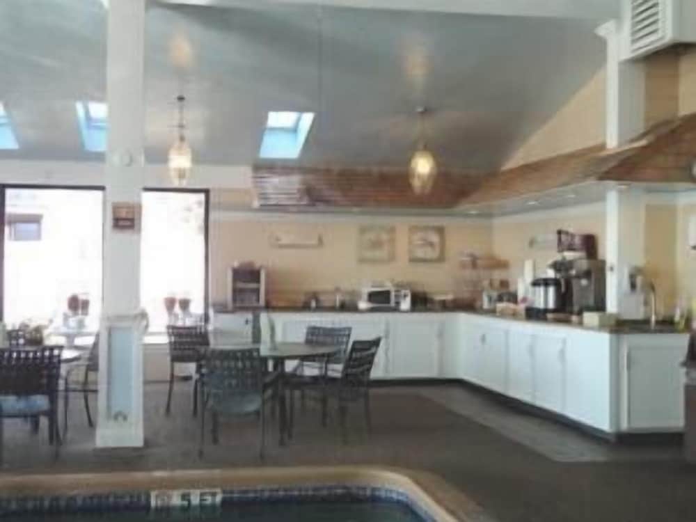 Hyannis Travel Inn 7/45