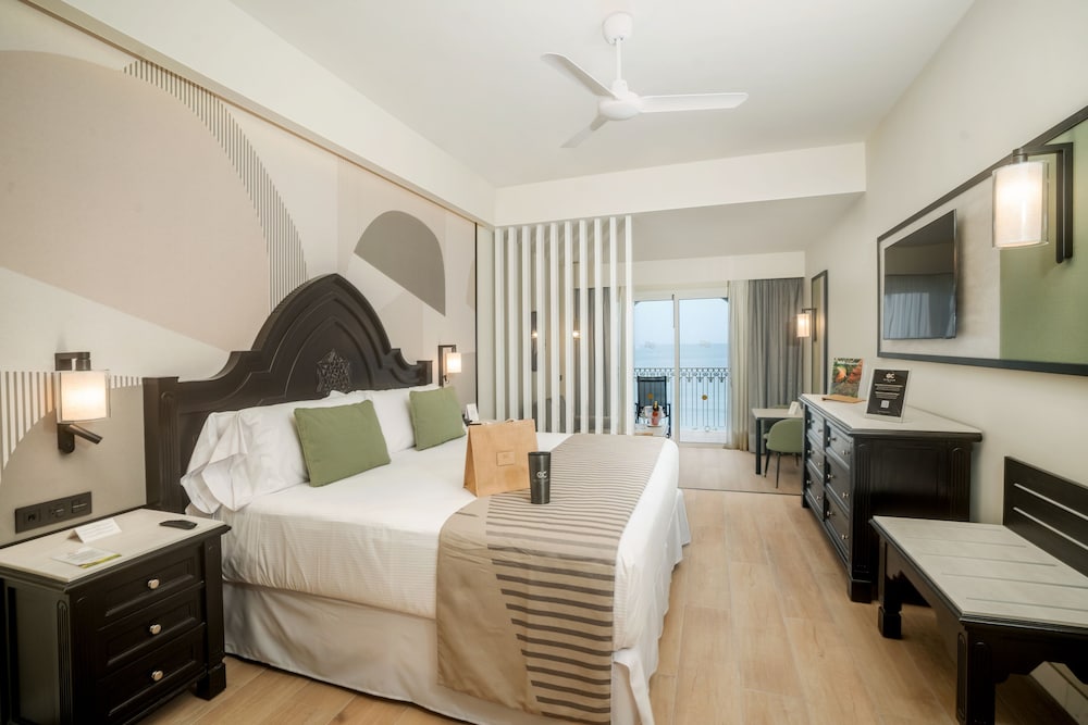 Elite, Club, Junior Suite, King Bed, Ocean Front