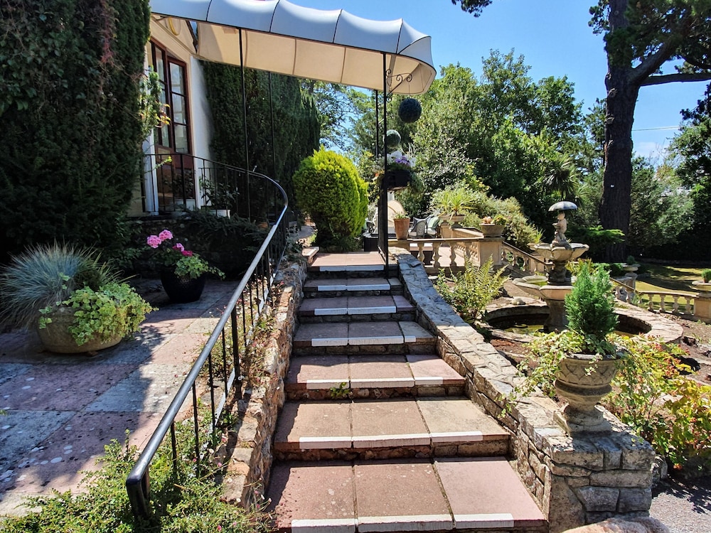 Mount Pleasant Hotel 1/50