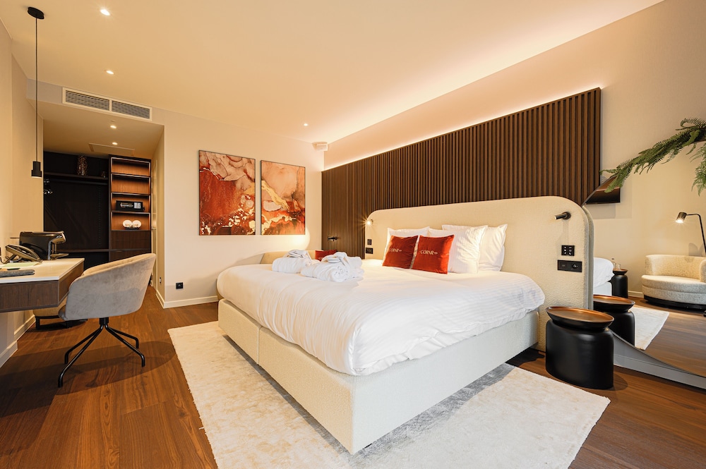 The CORNR Hotel 30/69