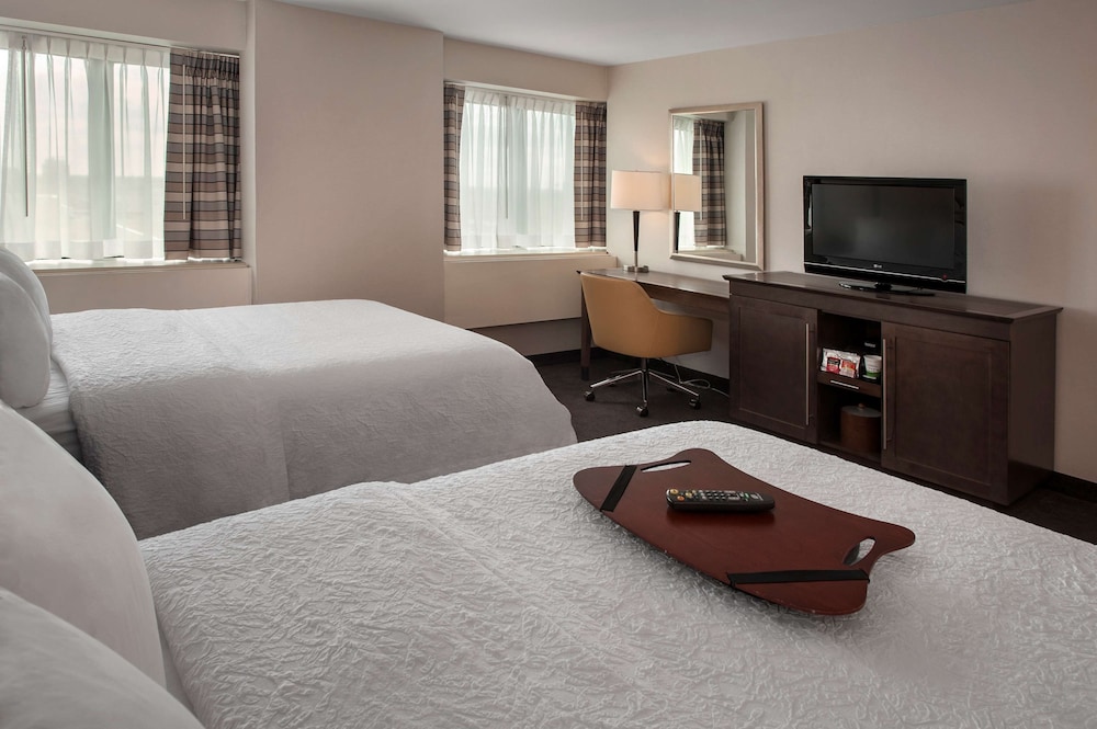 Hampton Inn and Suites Milwaukee Downtown 18/41