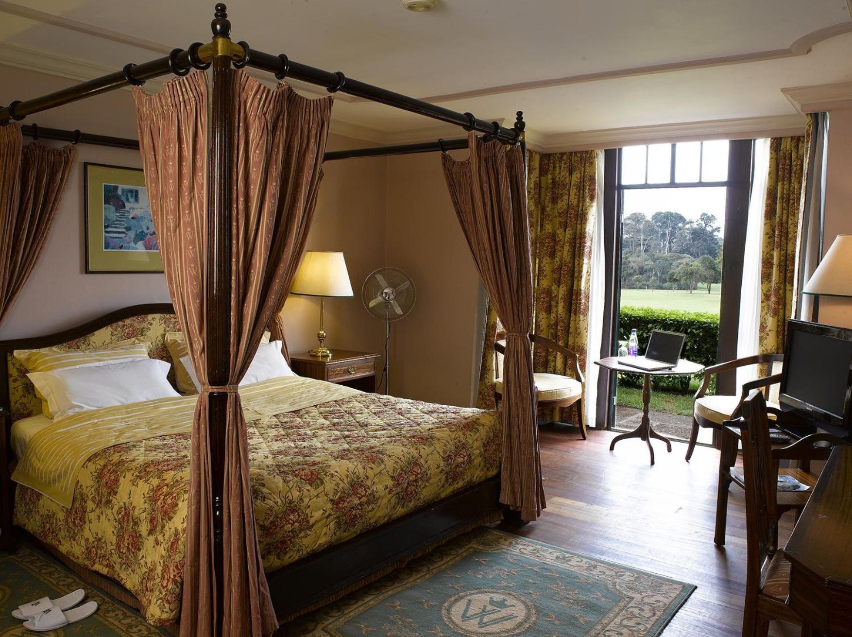 DELUXE, KING BED