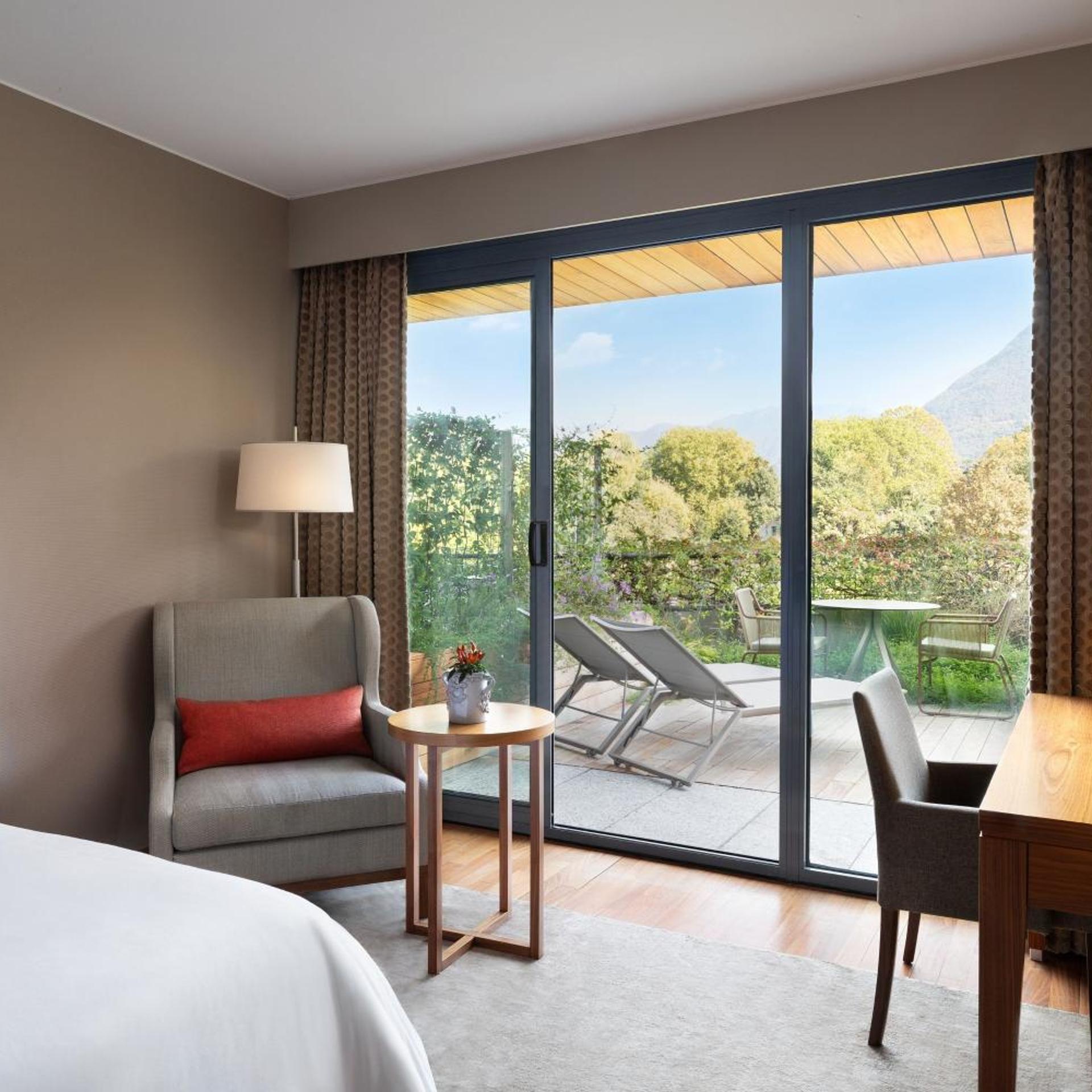 غرفة ديلوكس بسرير كينج بشرفة، Sheraton Lake Como Hotel 4/9