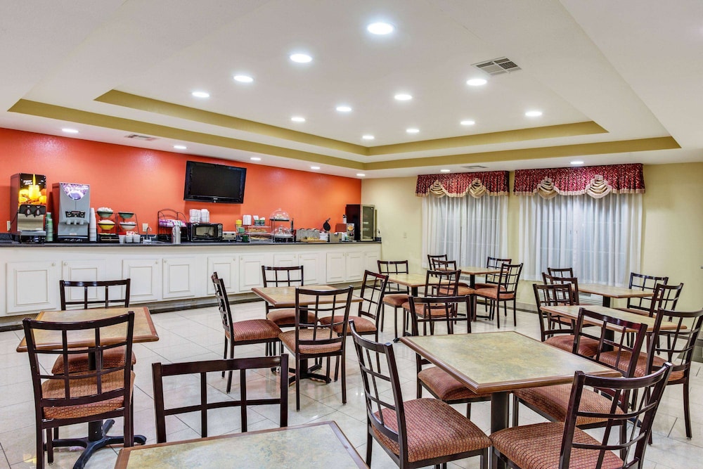 La Quinta Inn & Suites by Wyndham Canton MS 28/37