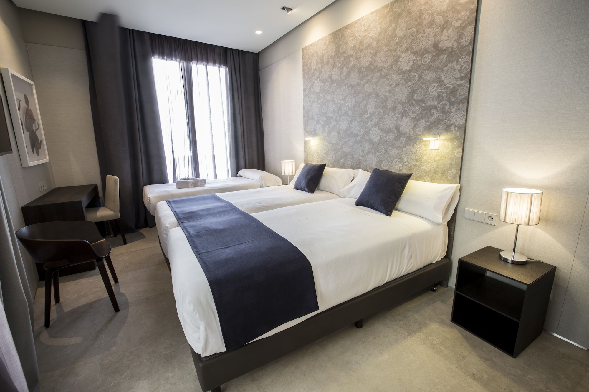 Vincci, 1 Double and 1 Single Bed, with Extra Bed، Vincci Mercat Hotel 4/10