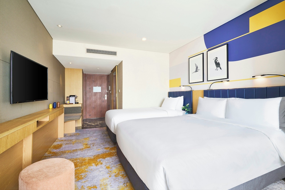 Premium, Queen Bed, Mountain View