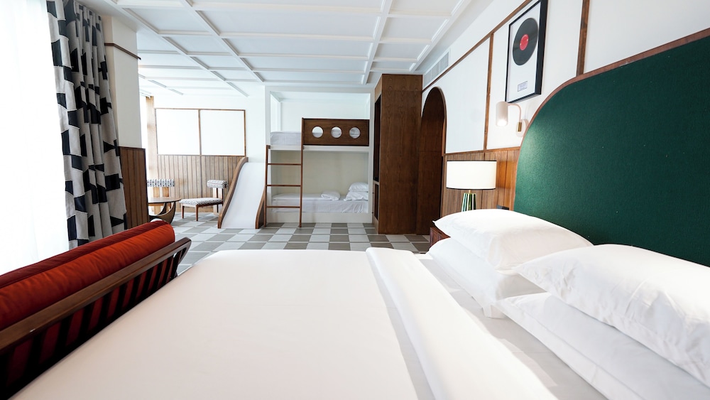 غرفة سيغنتشر رباعية بسرير كينج وسرير بطابقين، Sugar Marina Hotel POP, Kata Beach 2/10