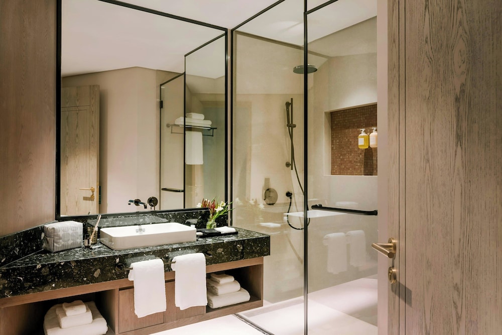 Aura Suites Downtown 44/48