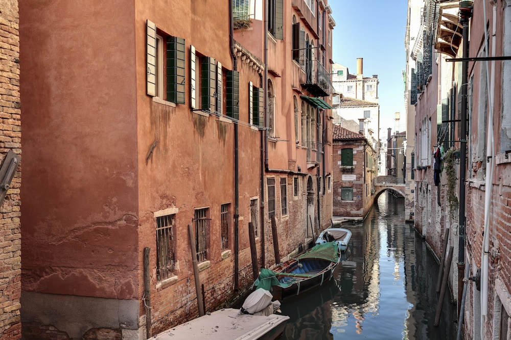 Rialto Canal View 19/25