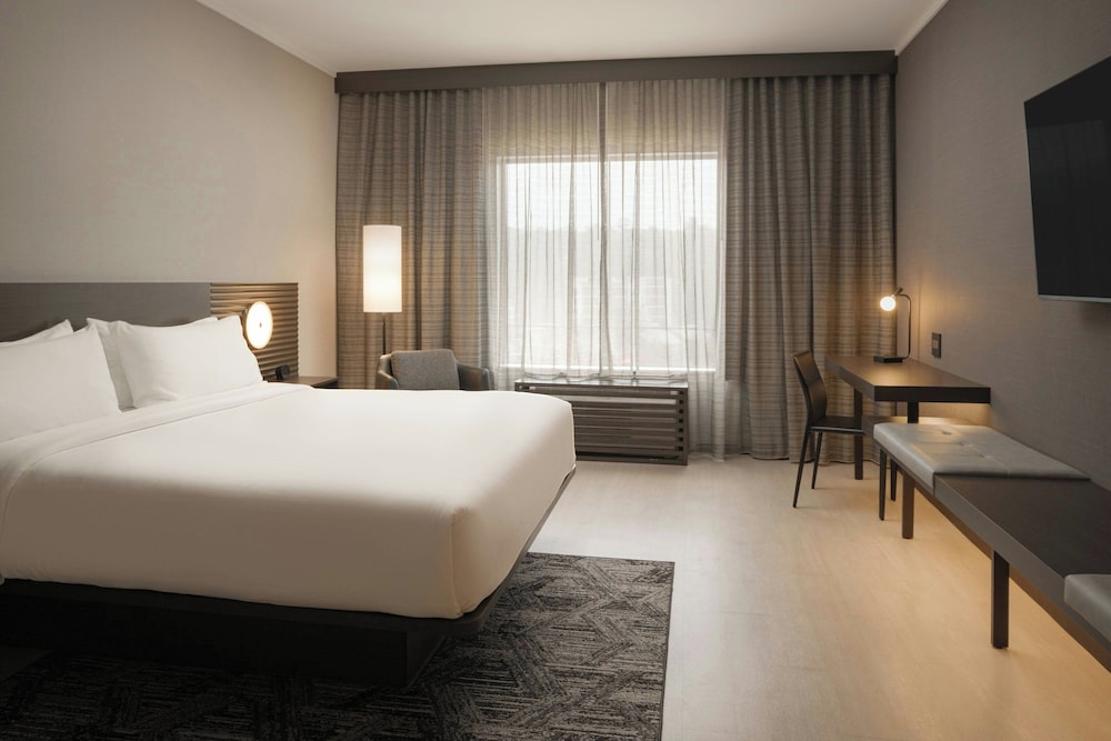 Holiday Inn & Suites Asheville-Biltmore Village Area 11/70