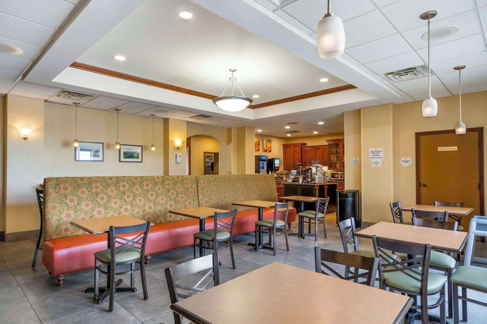 Comfort Inn & Suites Watertown - 1000 Islands 44/54