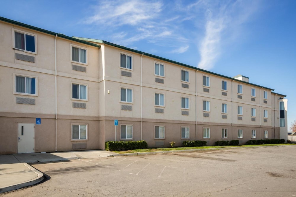 Howard Johnson by Wyndham Lemoore 4/68