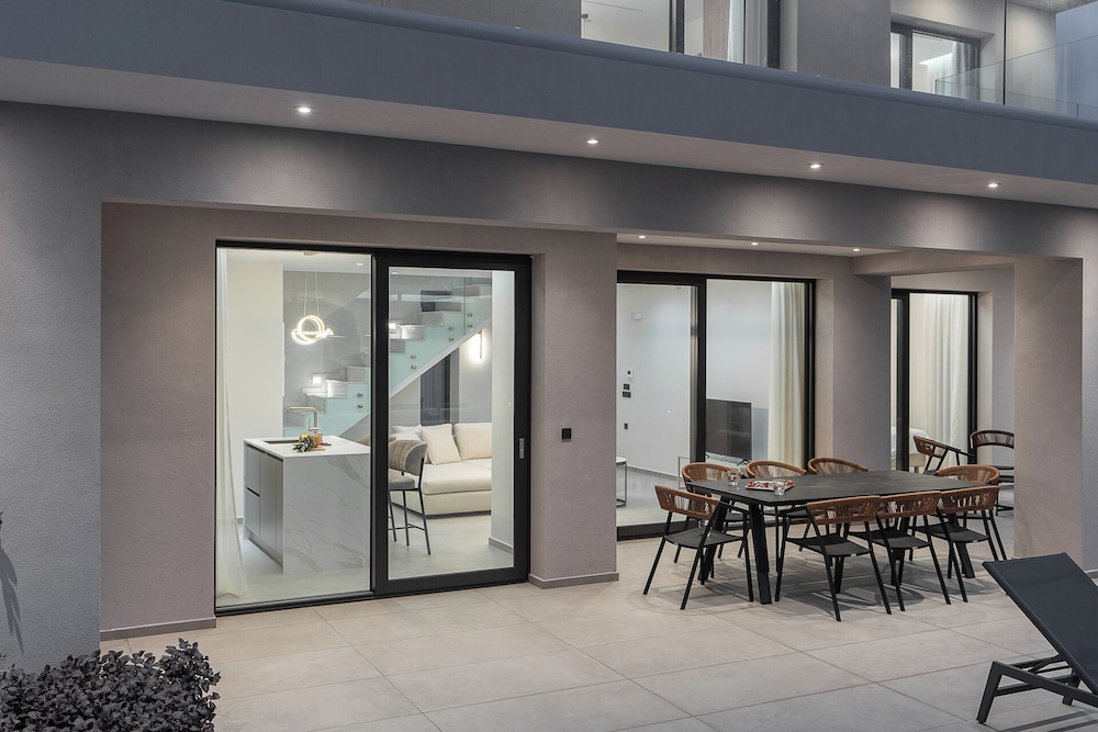Kymothoe Elite Suites 83/97