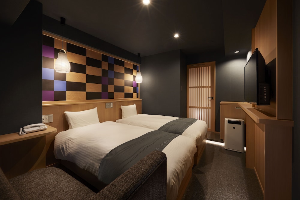 STANDARD, TWIN BEDS, BATHTUB