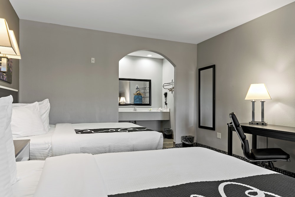 Paris Inn Suites 33/33