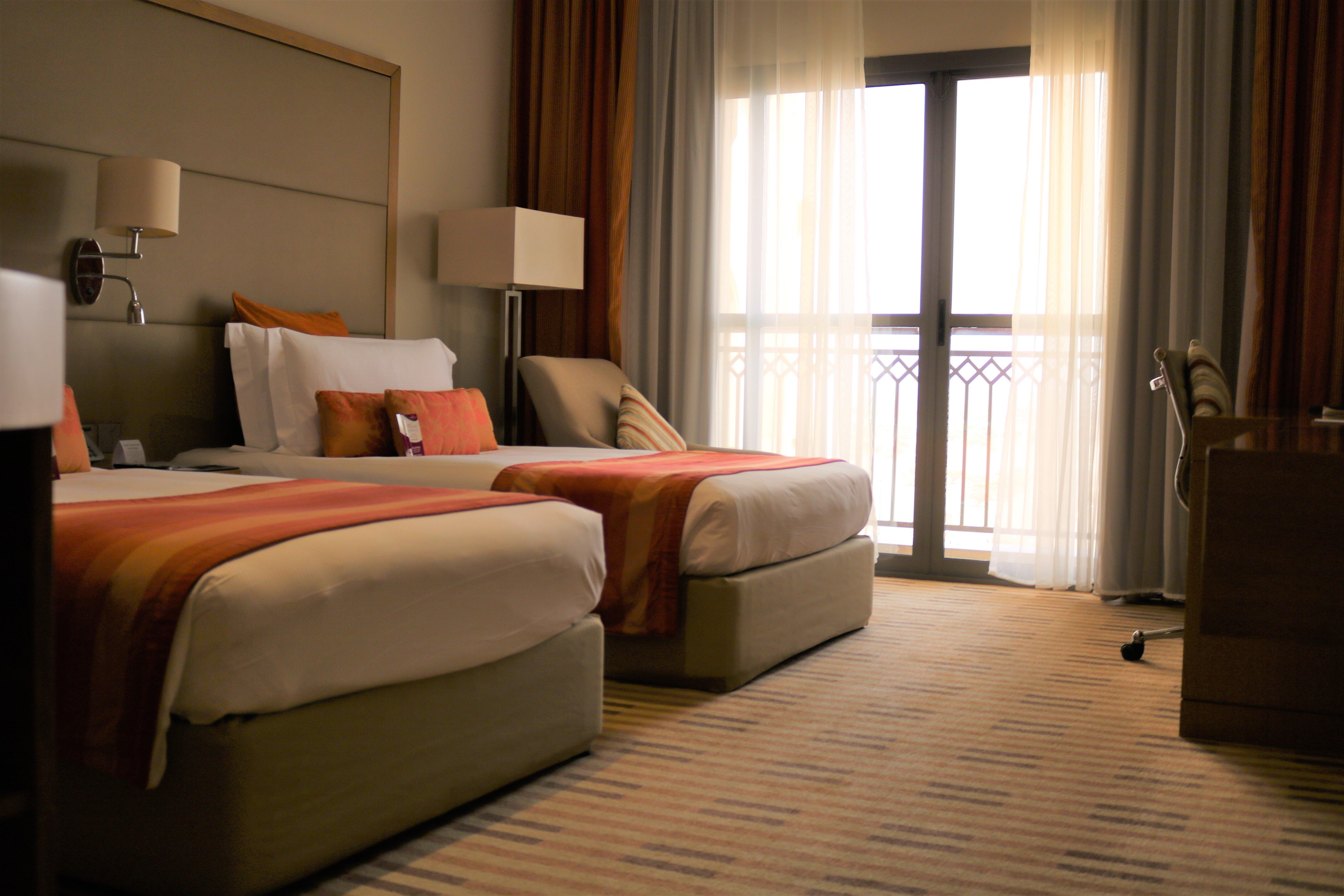 غرفة بسريرين منفصلين بشرفة، Crowne Plaza Sohar 2/8