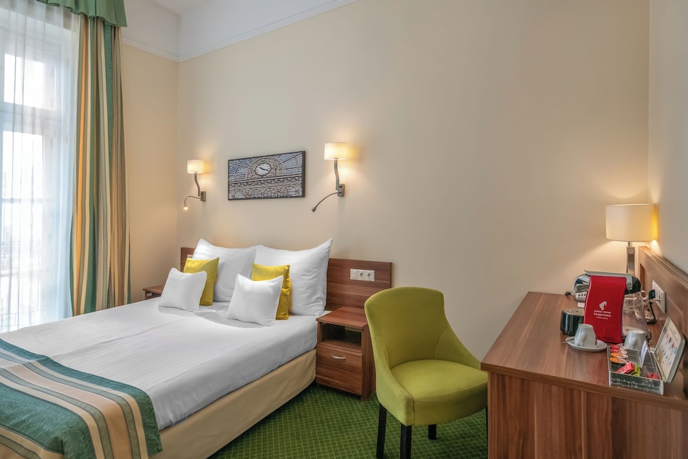 STANDARD, QUEEN BED