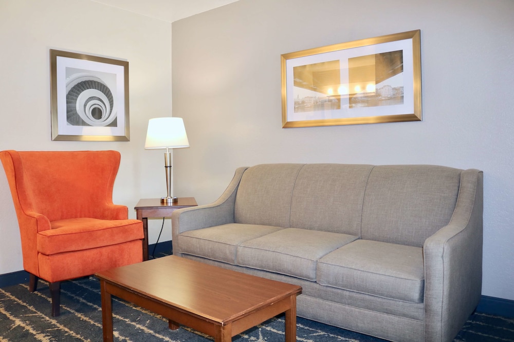 Best Western Fostoria Inn & Suites 12/18