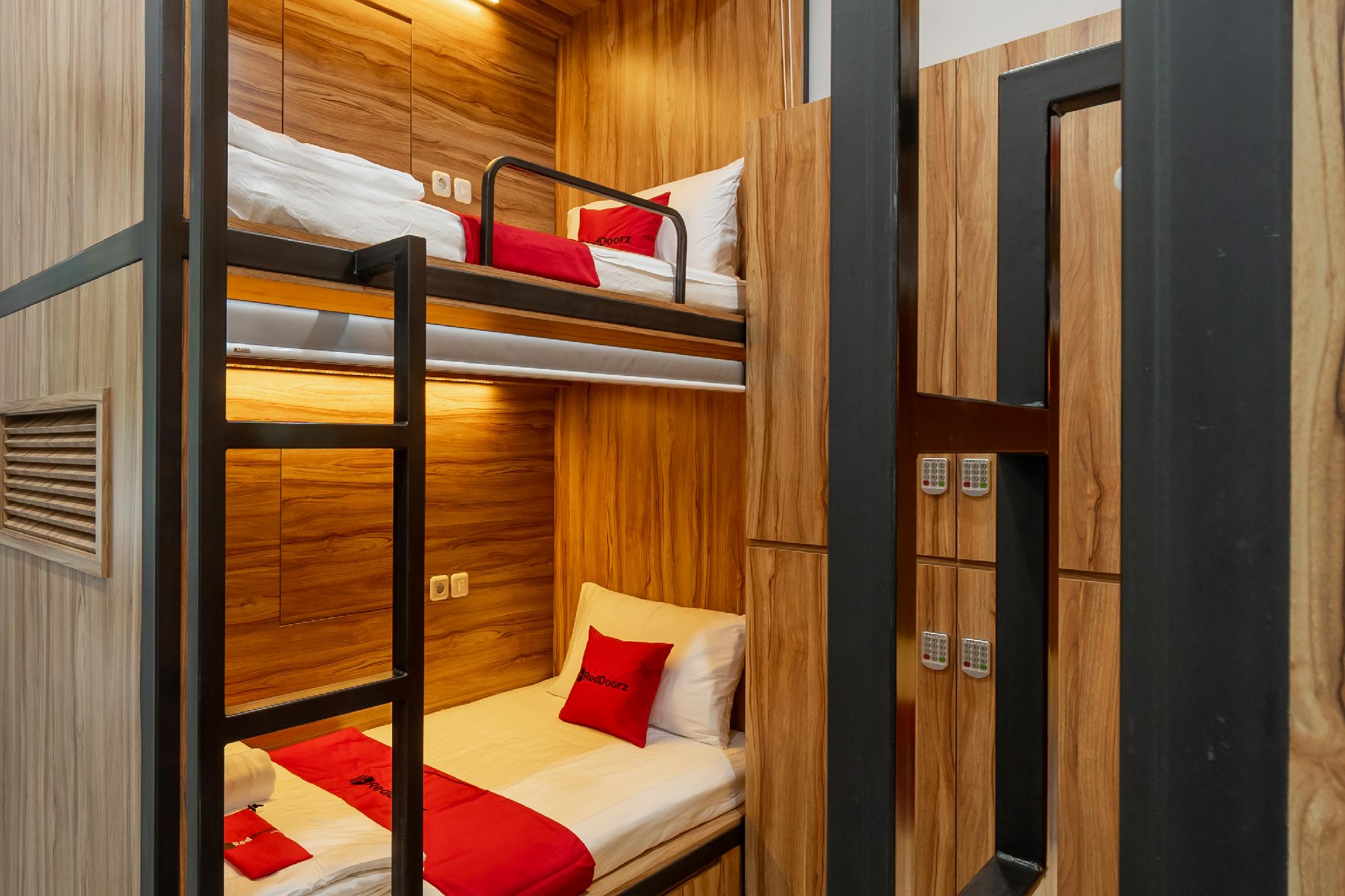 RedDoorz Plus near Senayan City 4/16