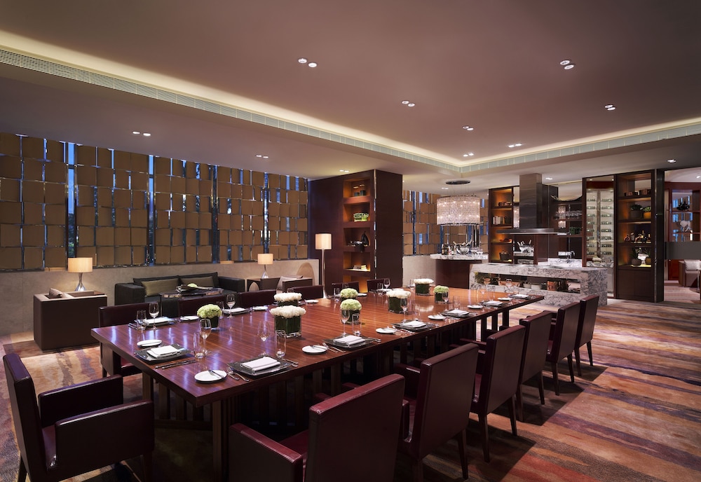 New World Wuhan Hotel 65/70