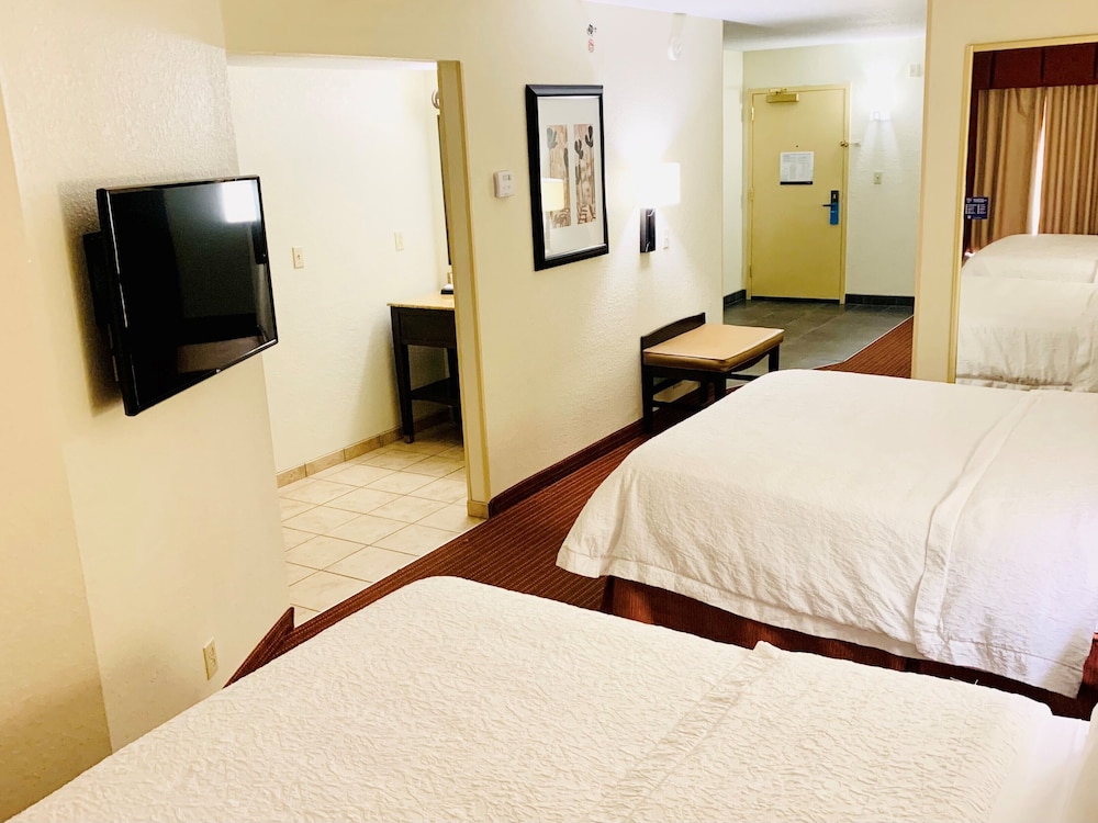 Hampton Inn Champaign/Urbana 18/63