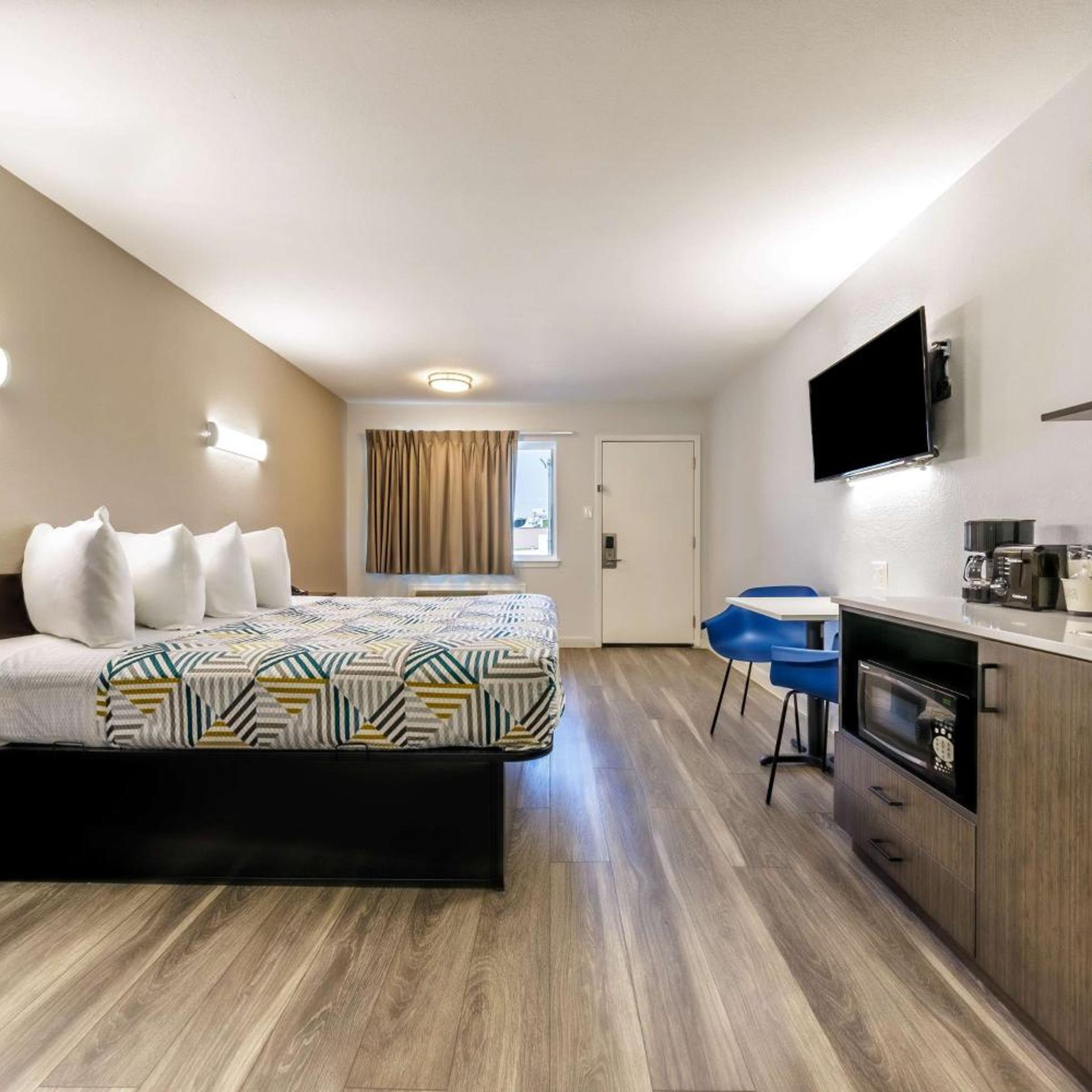 ROOM, KING BED, SMOKING