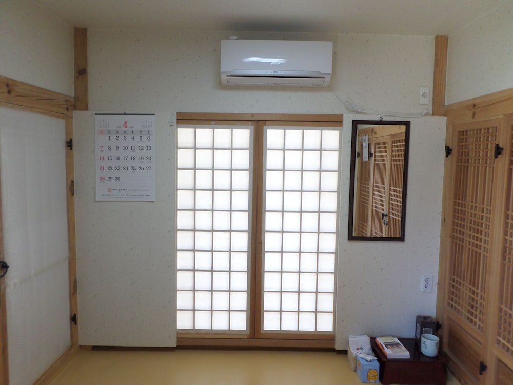Ondol, 2 Futon Beds