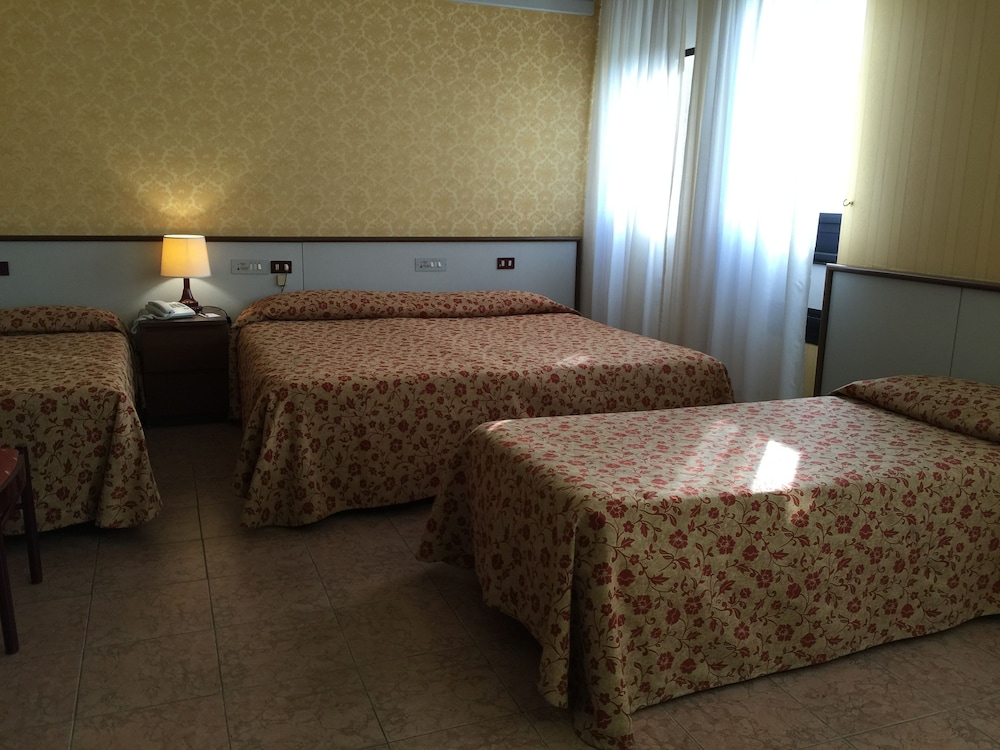 Maxim Hotel 15/70
