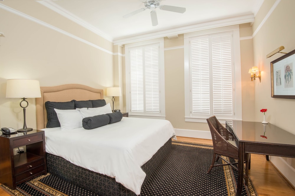 JUNIOR SUITE, KING BED, SOFA