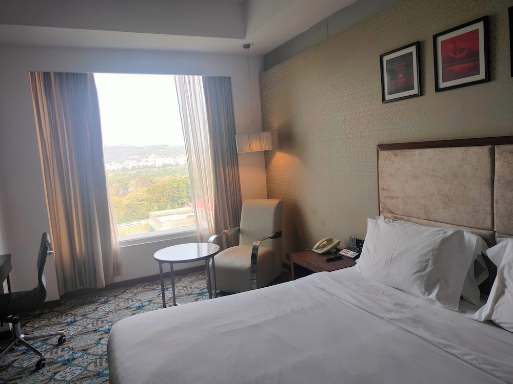 HOLIDAY INN CHANDIGARH PANCHKULA 14/63