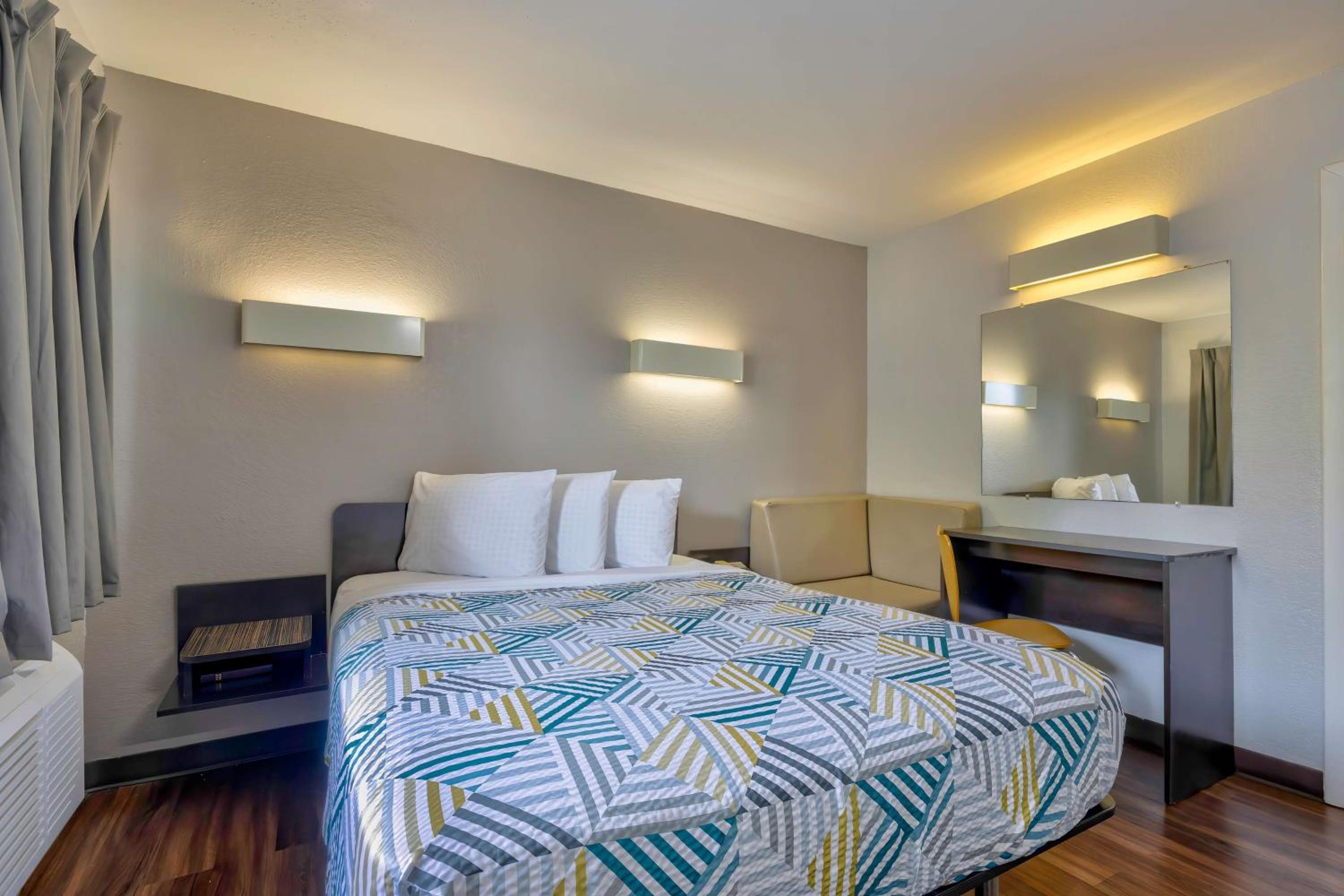 غرفة بسرير كوين لذوي الإعاقة لغير المدخنين، Motel6 Oshkosh, WI 3/10