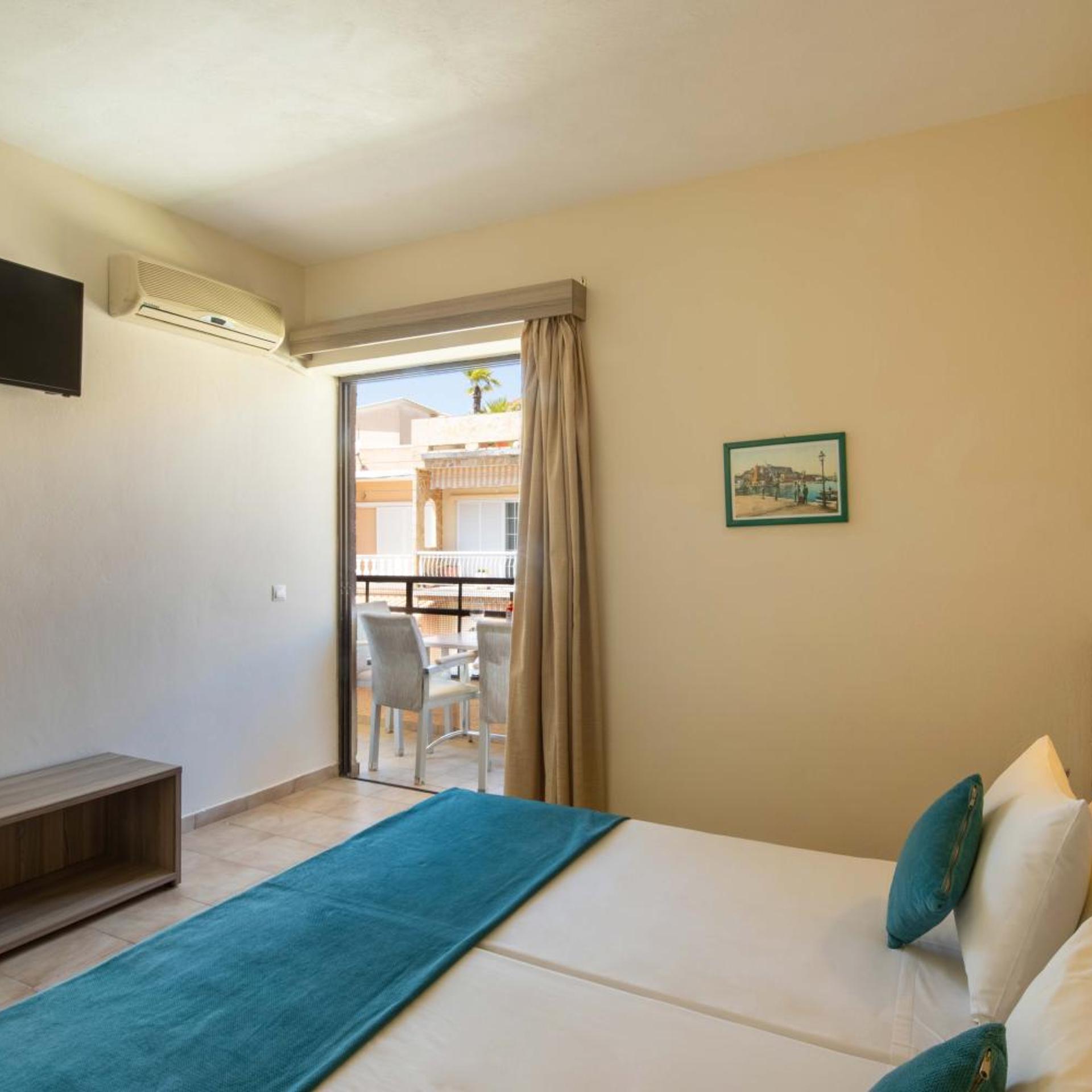 Rossis Beach Hotel 29/58