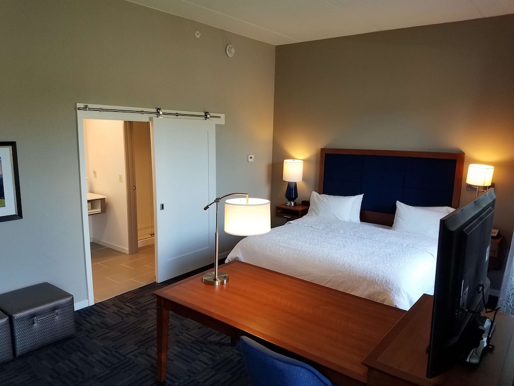 Hampton Inn & Suites Newburgh Stewart Airport 11/39