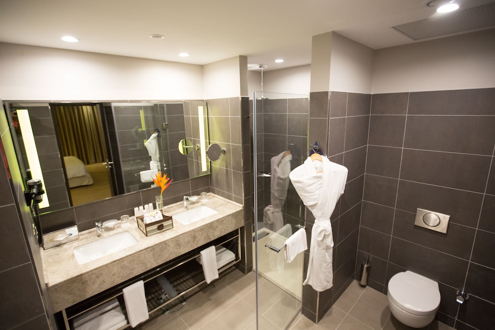 RADISSON BLU HOTEL, ABIDJAN AIRPORT 73/74