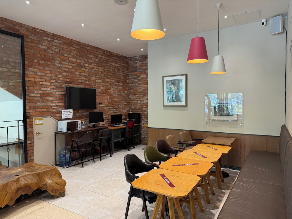 Ariana Hotel 47/51